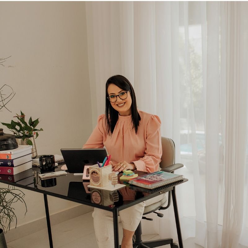 Terapia Cognitivo Comportamental 2 psicologa hilara tonaco sentada numa mesa com notebook terapia online